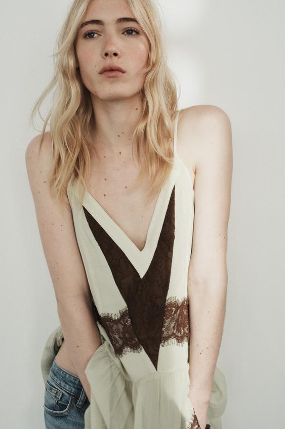 Robe courte contrastée en dentelle