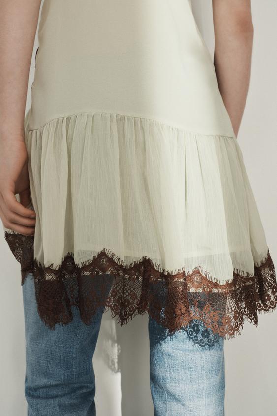 Robe courte contrastée en dentelle