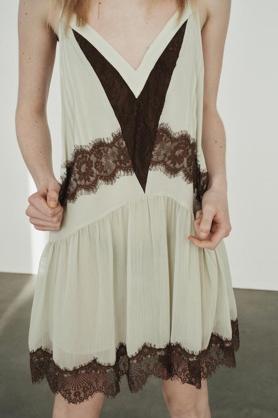 Robe courte contrastée en dentelle