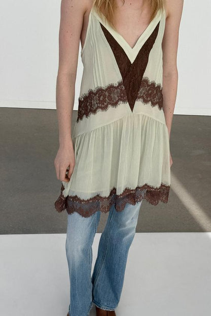Robe courte contrastée en dentelle