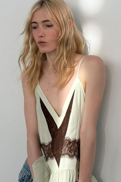 Robe courte contrastée en dentelle