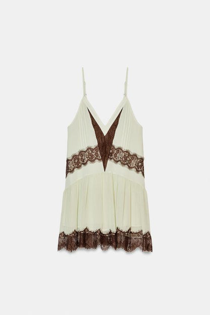Robe courte contrastée en dentelle