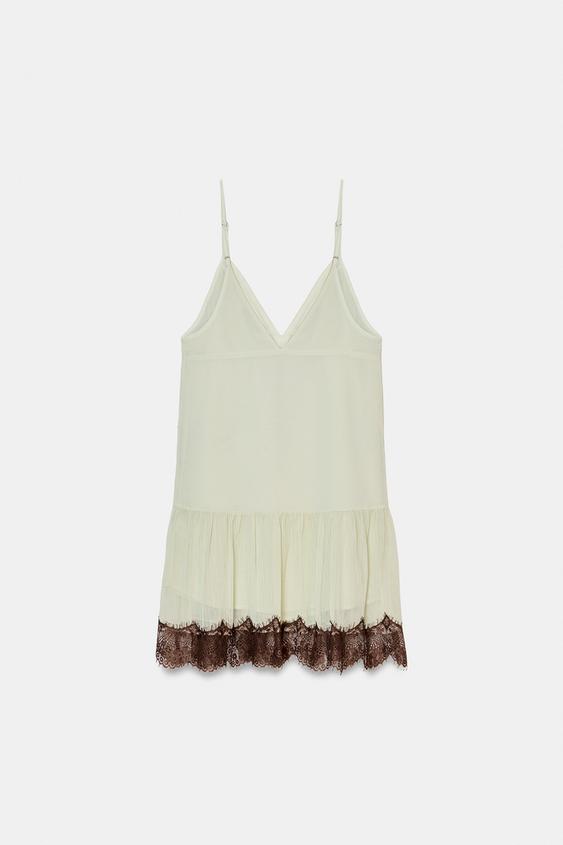 Robe courte contrastée en dentelle