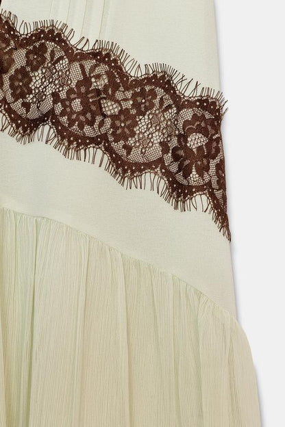 Robe courte contrastée en dentelle