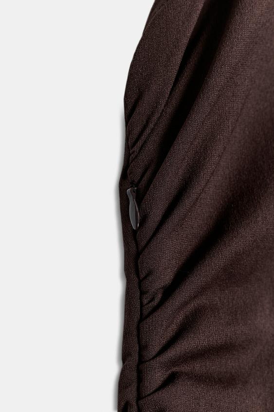 Robe courte drapée en dentelle