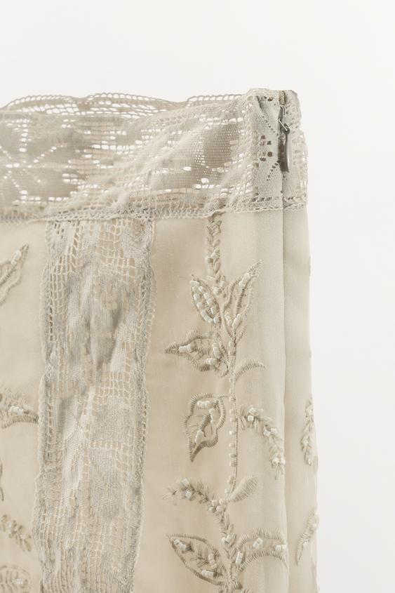 Jupe en organza brodée à perles
