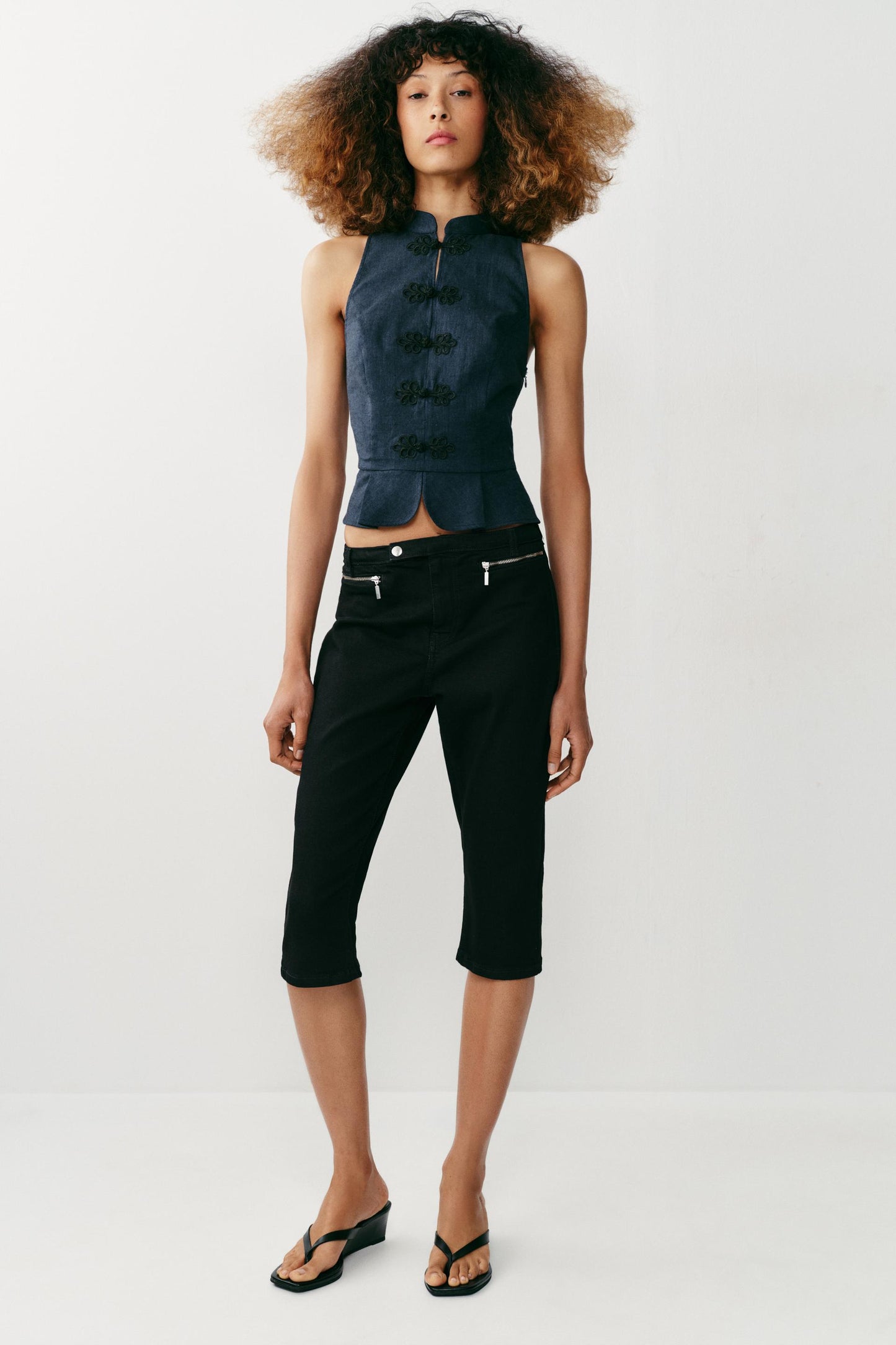Top peplum à brandebourgs en lin
