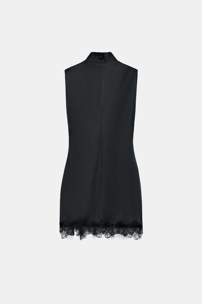 Robe satinée en dentelle