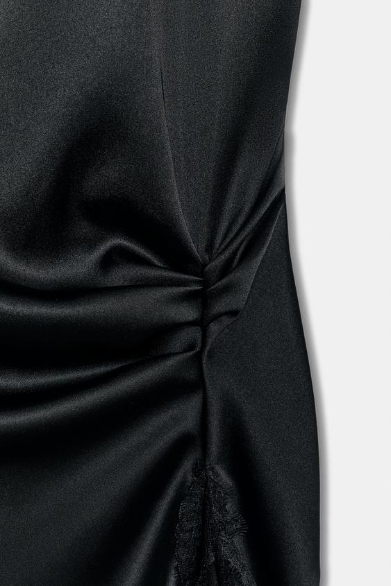 Robe satinée en dentelle