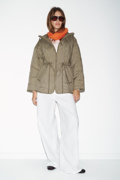 Blouson matelassé à capuche déperlant