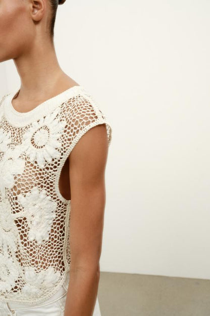 Top au crochet à fleurs
