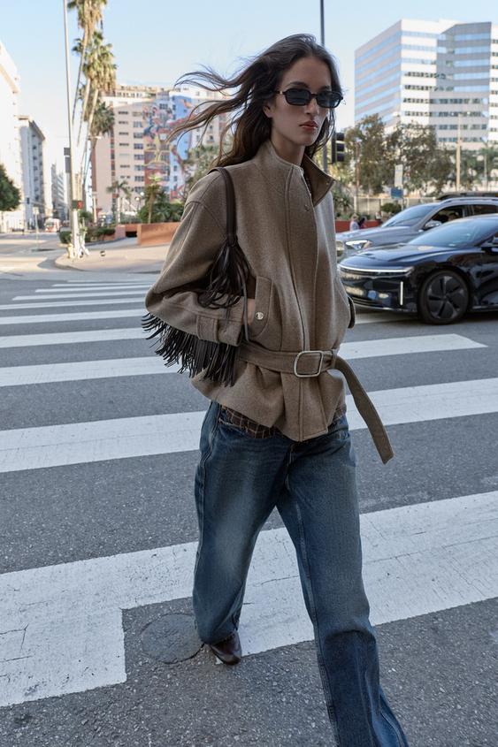 Manteau court en laine avec ceinture