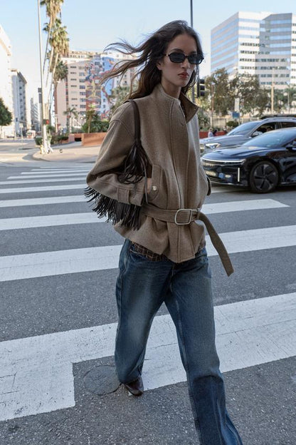 Manteau court en laine avec ceinture