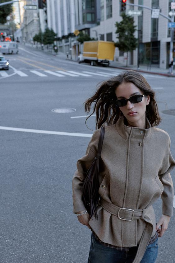 Manteau court en laine avec ceinture