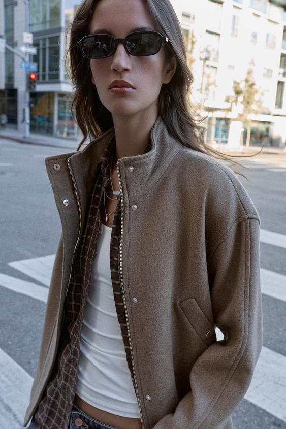 Manteau court en laine avec ceinture