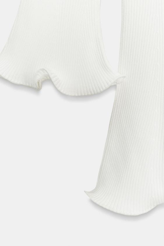 Robe en maille côtelée à finition ondulée