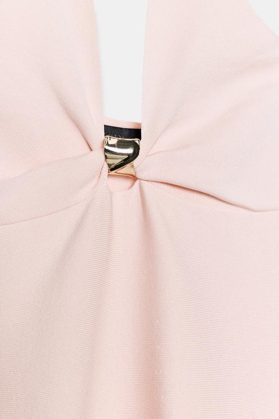Robe courte en maille à détail métallique doré