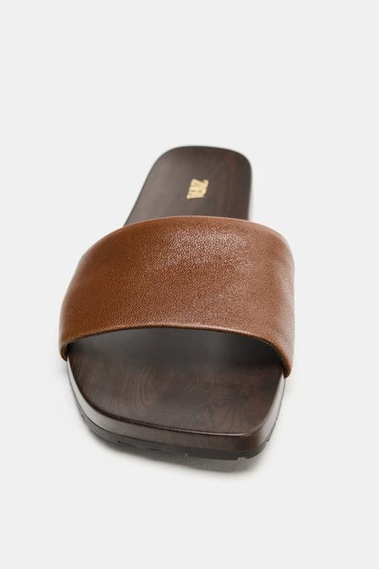 Sandale plate en cuir souple