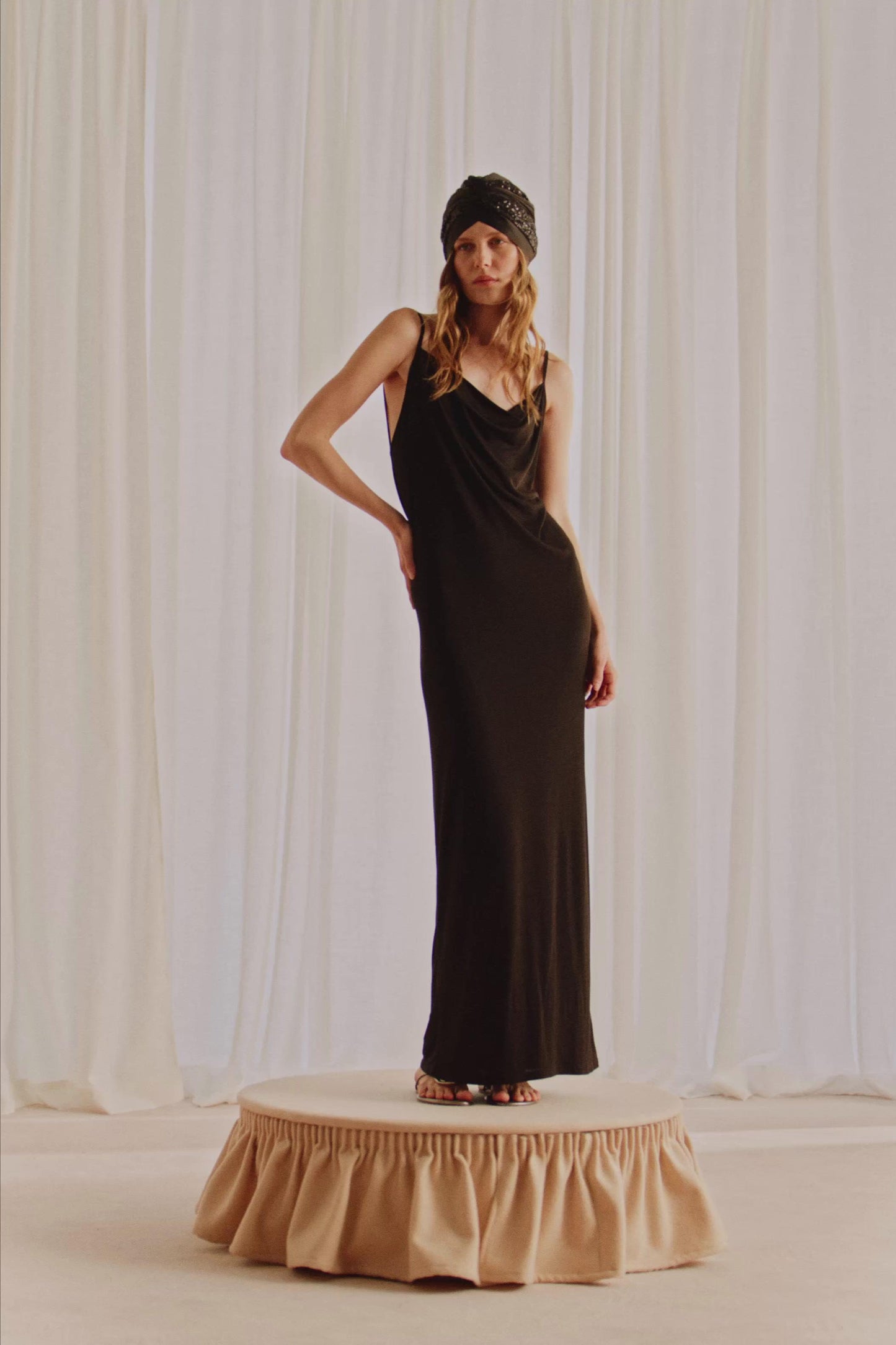 Robe longue drapée Marisa Berenson x Zara
